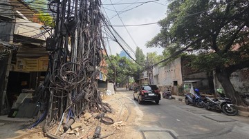 Penampakan Kabel Semrawut di Mampang Jaksel, Warga Kerap Terpeleset