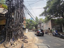 Penampakan Kabel Semrawut di Mampang Jaksel, Warga Kerap Terpeleset