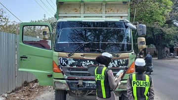 Puluhan Truk Bawa Muatan Tanpa Terpal Ditindak Polisi di Gresik