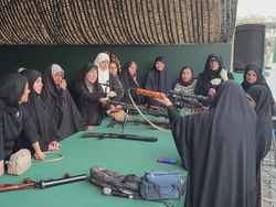 Video: Perempuan Iran Ikut Latihan Militer, Belajar Cara Pakai Senjata