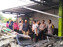 Polres Prabumulih & Bhayangkari Bantu Warga Korban Kebakaran di Sukajadi