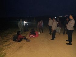 Polisi Evakuasi 9 Pendaki Masuk Batu Tulis Malang Tanpa Izin Saat Karhutla
