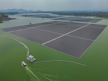 Panel Surya Mengapung di Karangkates, Proyek PLTS Capai 70 Persen
