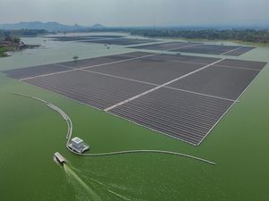 Panel Surya Mengapung di Karangkates, Proyek PLTS Capai 70 Persen
