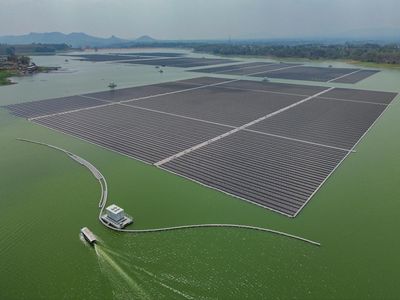 Panel Surya Mengapung di Karangkates, Proyek PLTS Capai 70 Persen