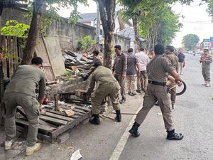 Satpol PP Badung Bongkar Warung Kumuh di Gatsu Barat