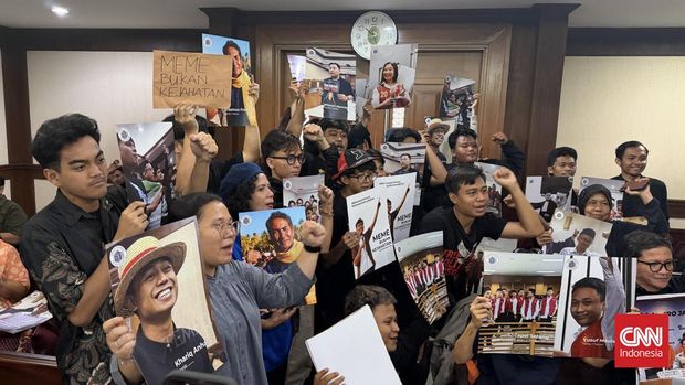 Sidang putusan mahasiswa Universitas Riau sekaligus admin Aliansi Mahasiswa Menggugat, Khariq Anhar, ditunda selama satu pekan karena majelis hakim belum selesai bermusyawarah. Khariq menjalani sidang di Pengadilan Negeri (PN) Jakarta Pusat, Rabu (30/9), dalam perkara dugaan manipulasi informasi elektronik atau timpa teks terkait peristiwa demonstrasi Agustus 2025.
