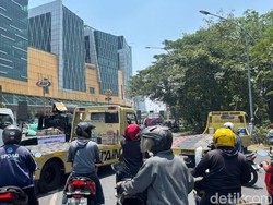Demo Truk Towing Blokade Bundaran Waru Arah Surabaya