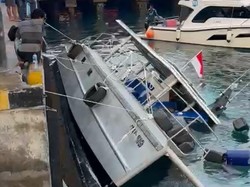 Speedboat Terbalik di Pelabuhan Marina Labuan Bajo