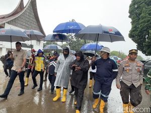 Tinjau Kerusakan Banjir Bandang Solok, Menteri PU Sarankan Perkantoran Dipindah