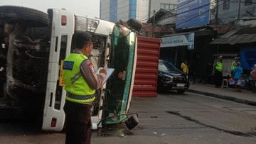 Kronologi Truk Terguling di Jembatan Dua Jakbar gegara Sopir Ngantuk