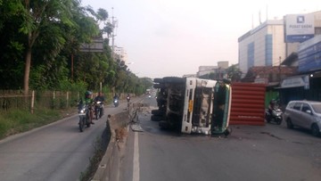 Truk Terguling di Jembatan Dua Jakbar Dievakuasi, Lalin Normal Lagi