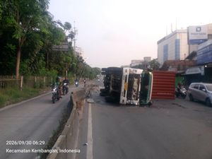 Truk Terguling di Jembatan Dua Jakbar Dievakuasi, Lalin Normal Lagi