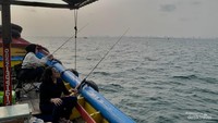 5 Bekal Mancing Seharian di Laut Jakarta untuk Pemula