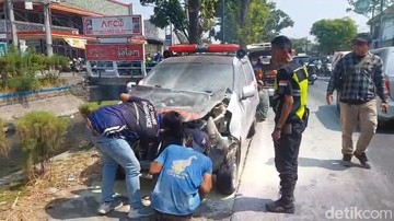 Brak! Ambulans Antar Jenazah Korban KM Virgo Laka Beruntun di Jombang
