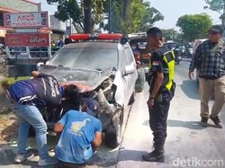 Ambulans Bawa Jenazah Korban KM Virgo Kecelakaan Beruntun di Jombang