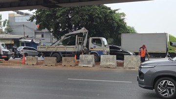 Pembatas di Bawah Flyover Pesing Ditambah, Cegah Motor Putar Balik Sembarangan