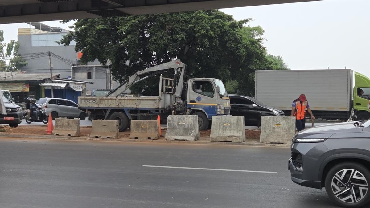 Tambahan Pagar Flyover Pesing Tekan Aksi Putar Balik Motor