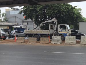Pembatas di Bawah Flyover Pesing Ditambah, Cegah Motor Putar Balik Sembarangan