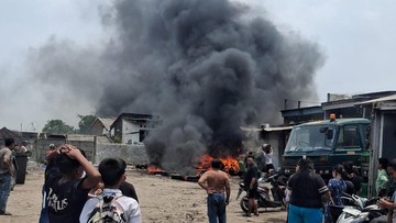 Bengkel Kontainer di Cilincing Terbakar, Asap Hitam Membubung
