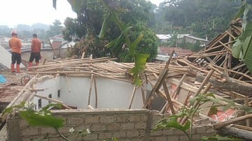 Rumah Warga di Bogor Ambruk Tertimpa Pohon Usai Diterjang Hujan Angin