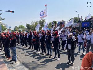Buruh Demo di Kantor Gubernur Jatim Ancam Bikin Aksi Lebih Besar