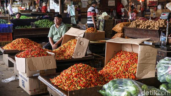 Dari Cabai hingga Terong, Harga Sayuran Merangkak Naik di Pasar Kramat Jati