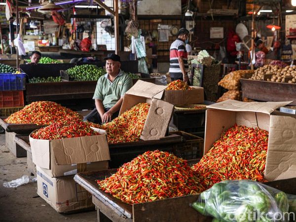 Dari Cabai hingga Terong, Harga Sayuran Merangkak Naik di Pasar Kramat Jati