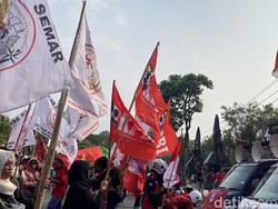 Alliansi Buruh Demo di Halaman DPRD Jateng