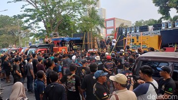 Demo Sopir Truk di Surabaya Akhirnya Membubarkan Diri