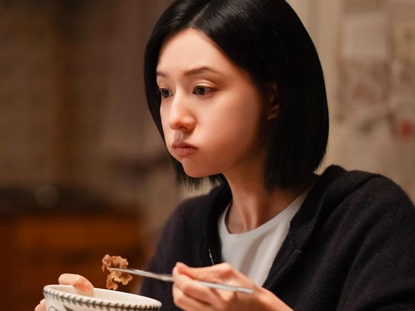 Potret Kim Ji Won di Doctor X, Berantas Korupsi Juga Butuh Makan