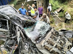 Detik-detik Fortuner Blong Tabrak Tiang Listrik di Batang Tewaskan 1 Orang