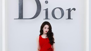 Pesona Dilraba Dilmurat Menyala Dalam Gaun Merah Terang di Show Dior