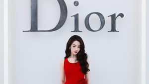 Pesona Dilraba Dilmurat Menyala Dalam Gaun Merah Terang di Show Dior