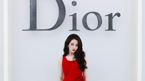 Pesona Dilraba Dilmurat Menyala Dalam Gaun Merah Terang di Show Dior