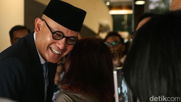 Hari Pertama Jadi Menlu, Arrmanatha Nasir Dapat Sambutan Meriah