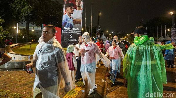 Jelang Indonesia vs Bangladesh, Ribuan Suporter Terobos Gerimis Menuju GBK