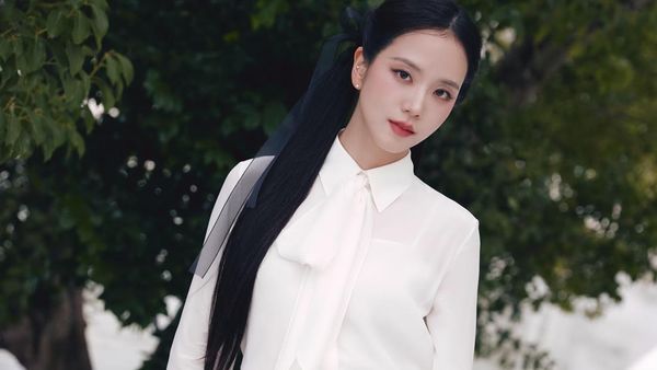 Manisnya Jisoo Bawa Gaya Preppy Chic di Show Dior Summer 2027