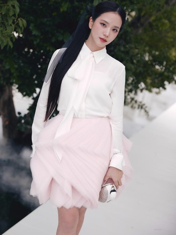 Manisnya Jisoo Bawa Gaya Preppy Chic di Show Dior Summer 2027