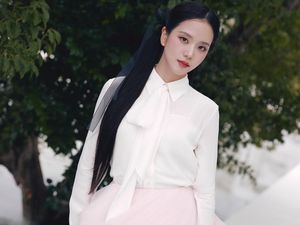 Manisnya Jisoo Bawa Gaya Preppy Chic di Show Dior Summer 2027