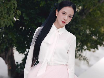 Manisnya Jisoo Bawa Gaya Preppy Chic di Show Dior Summer 2027