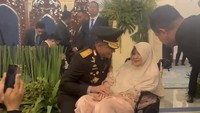 Momen Jenderal Suyudi Bersimpuh Cium Ibu Usai Dilantik Jadi Kapolri di Istana