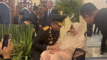 Momen Jenderal Suyudi Bersimpuh Cium Ibu Usai Dilantik Jadi Kapolri di Istana