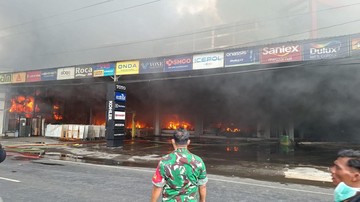 Toko Bangunan di Jogja Kebakaran, Asap Hitam Membubung Tutupi Langit