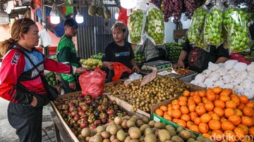 Kemarau Panjang Jadi Berkah Pedagang Buah di Kramat Jati