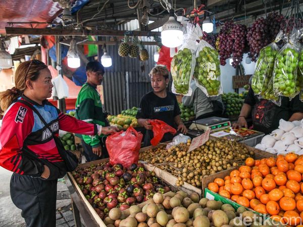 Kemarau Panjang Jadi Berkah Pedagang Buah di Kramat Jati