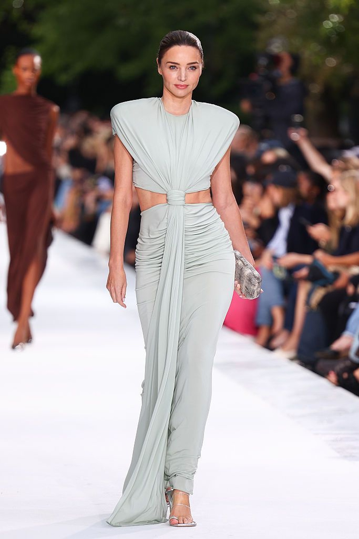 10 Tahun Vakum, Miranda Kerr Kembali Pamer Perut Rata di Runway