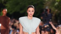 Miranda Kerr Kembali ke Runway Setelah 10 Tahun Vakum, Pamer Perut Rata