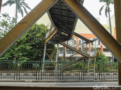 JPO di Bekasi Rusak sampai Bengkok Usai Ditabrak Truk Muatan Ekskavator