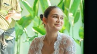 Potret Luna Maya Melaspas Rumah Baru di Bali, Tampil Berkebaya & Tanpa Makeup